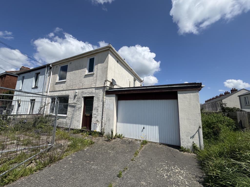 Lot: 127 - SEMI-DETACHED HOUSE FOR IMPROVEMENT - Front of the property